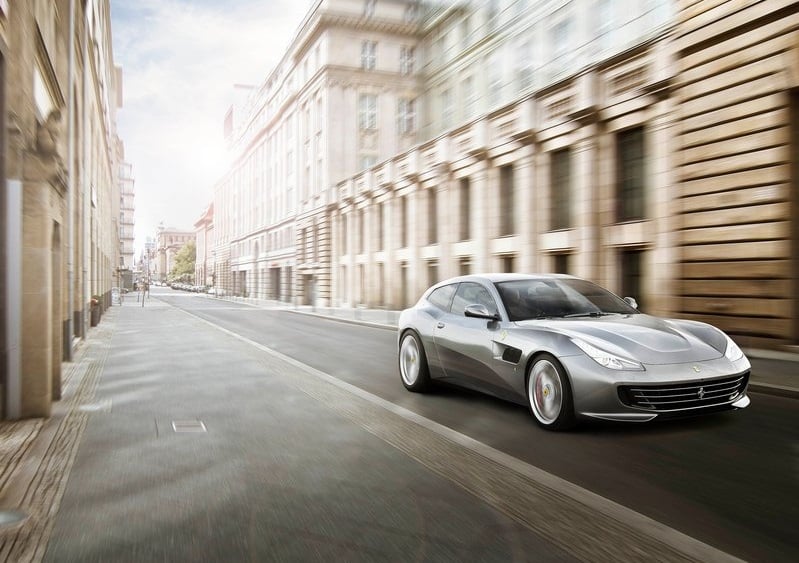 Ferrari GTC4Lusso T şehir yolunda ön üç çeyrek görünüm