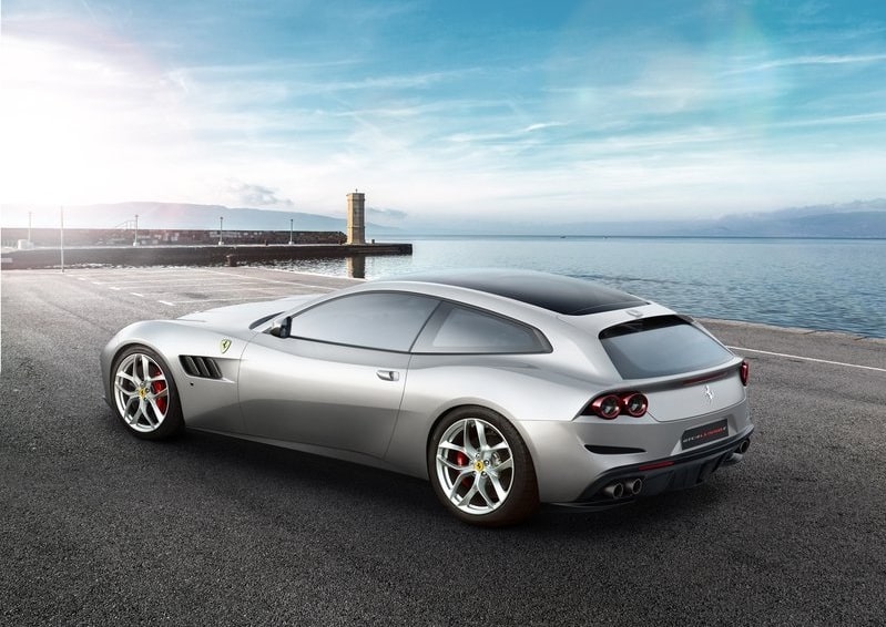 Ferrari GTC4Lusso T kıyı fonunda arka üç çeyrek görünüm