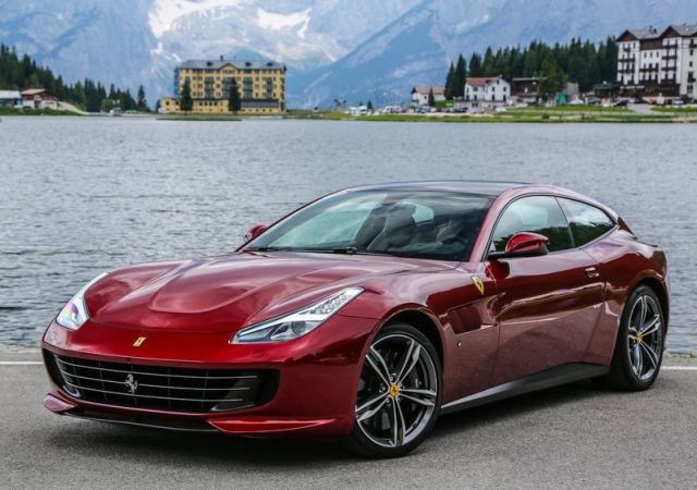 2017 Ferrari GTC4Lusso ön üç çeyrek görünümü