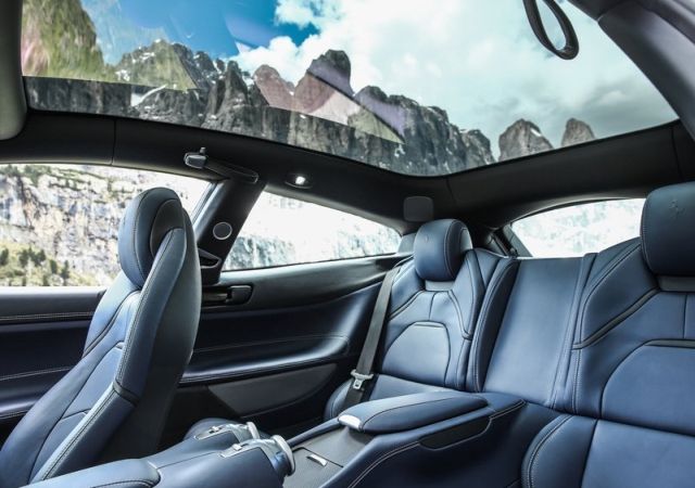 Ferrari GTC4Lusso sportif grand tourer tasarımı