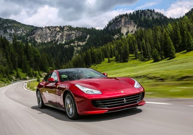 Ferrari GTC4Lusso arka üç çeyrek görünümü