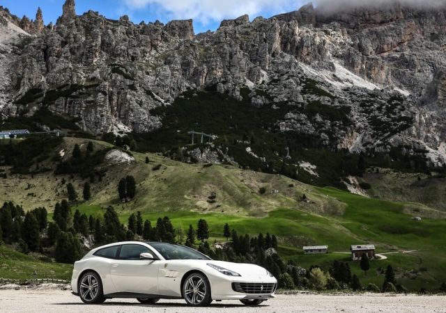 Ferrari GTC4Lusso dört koltuklu grand tourer görünümü
