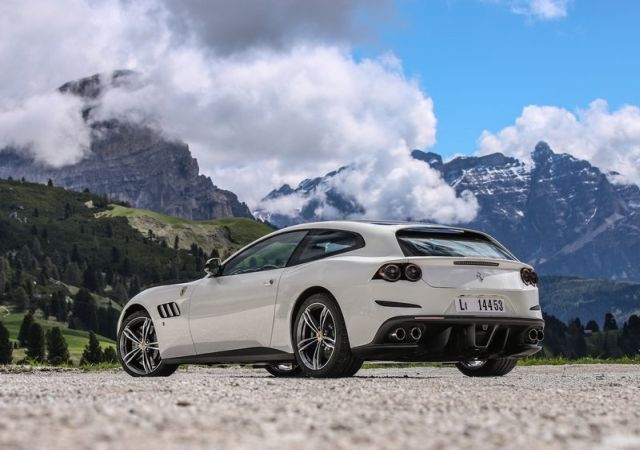Ferrari GTC4Lusso ön bölüm detayları