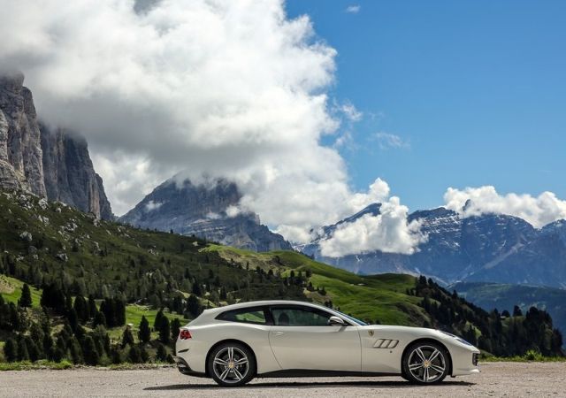 Ferrari GTC4Lusso gövde çizgileri