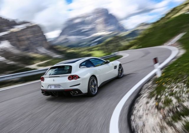 Ferrari GTC4Lusso yan gövde tasarımı