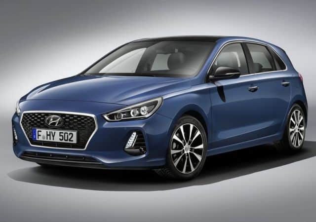 2017 Hyundai i30 mavi gövde ön üç çeyrek görünümü