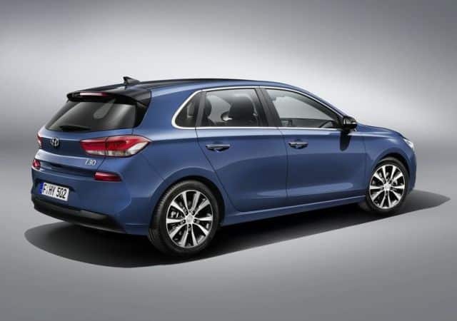 Hyundai i30 mavi gövde arka üç çeyrek görünümü