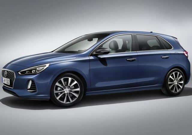 Hyundai i30 mavi gövde yan profil görünümü