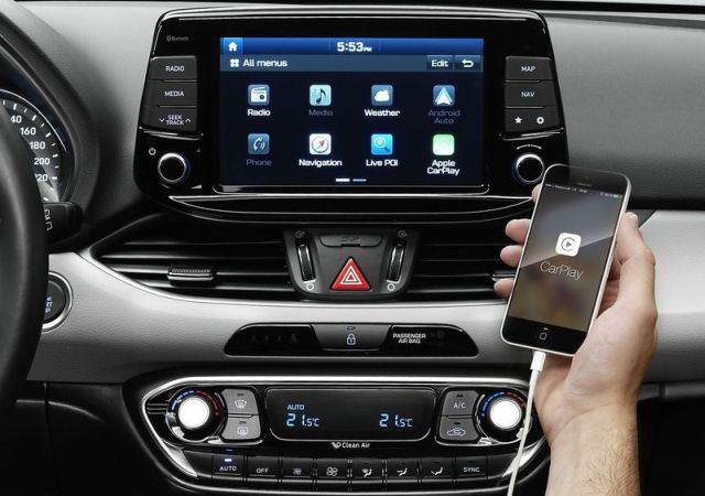 Hyundai i30 multimedya ekranında Apple CarPlay bağlantısı