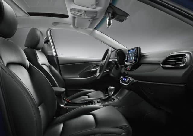 Hyundai i30 ön kabin koltuklar orta konsol ve panoramik cam tavan