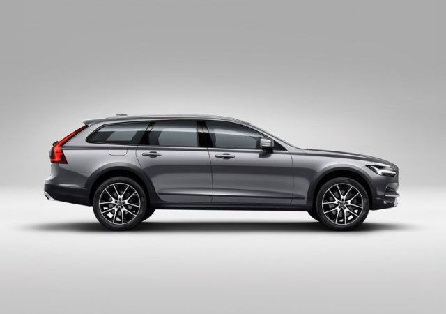 Volvo V90 Cross Country ön üç çeyrek görünümü