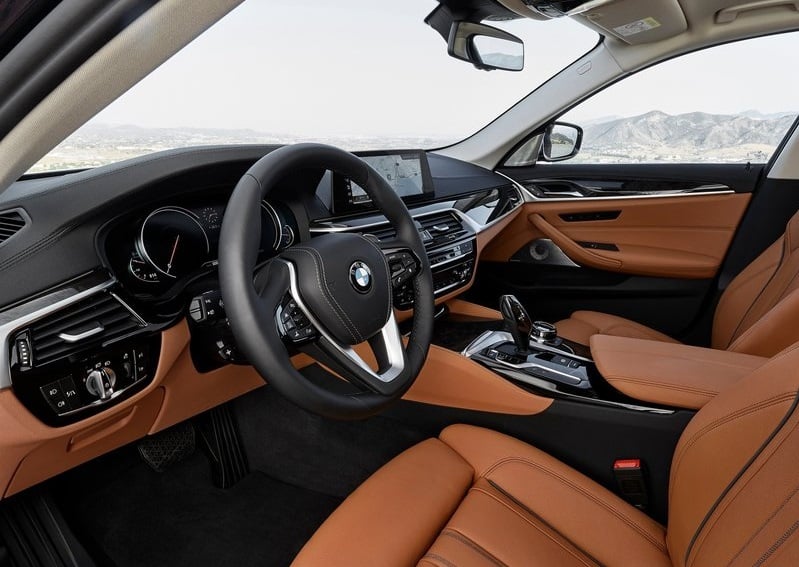 BMW 5 Series G30 sedan yan ve arka tasarım