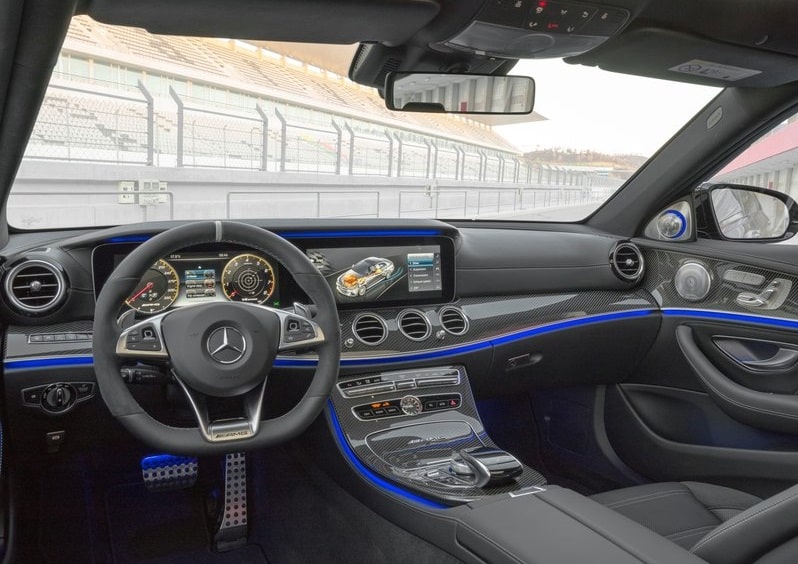 Mercedes-AMG performans sedanı kabin