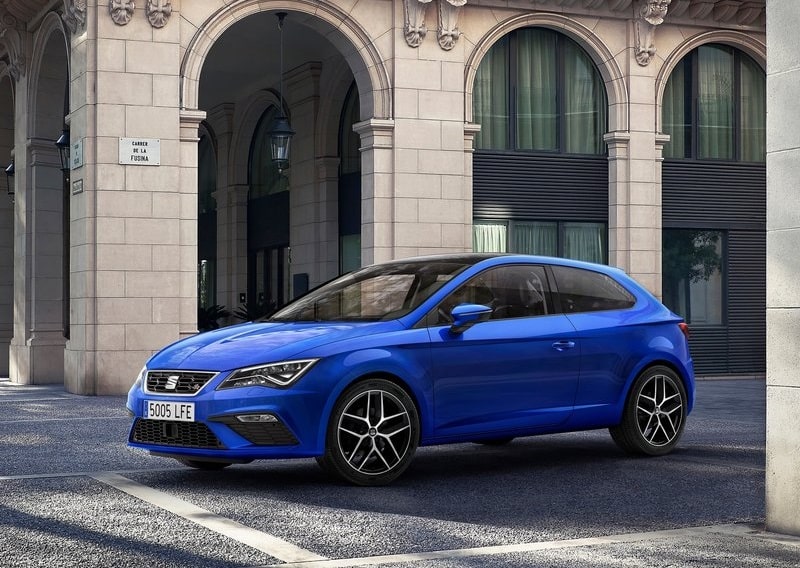 2017 Seat Leon mavi üç kapılı gövde önden görünüm