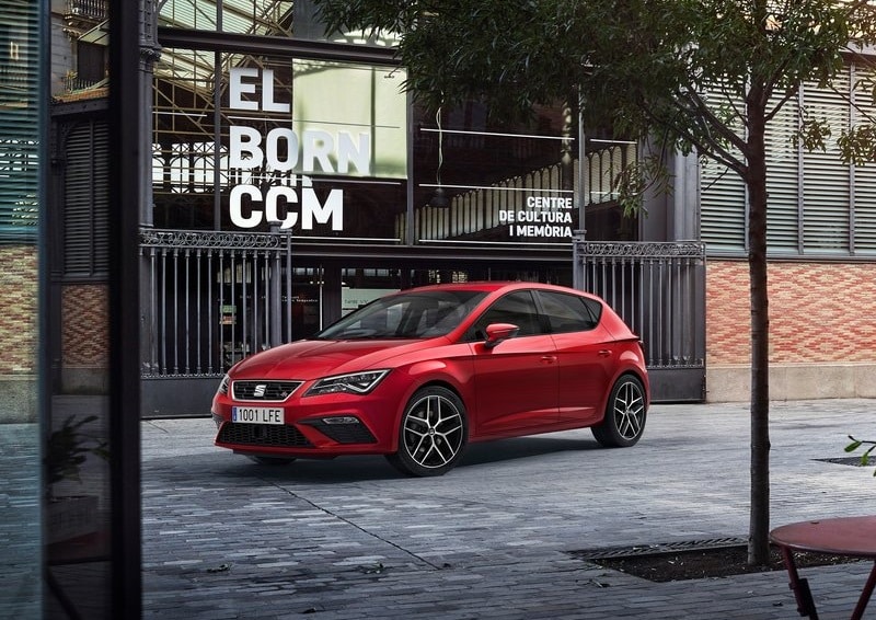 Kırmızı Seat Leon beş kapılı gövde önden görünüm