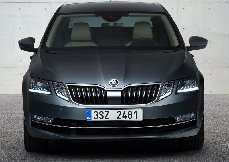 Skoda Octavia arka bölüm ve C biçimli stop lambaları