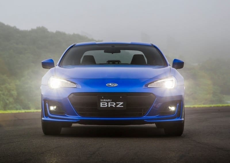 Subaru BRZ önden görünüm ve LED farlar