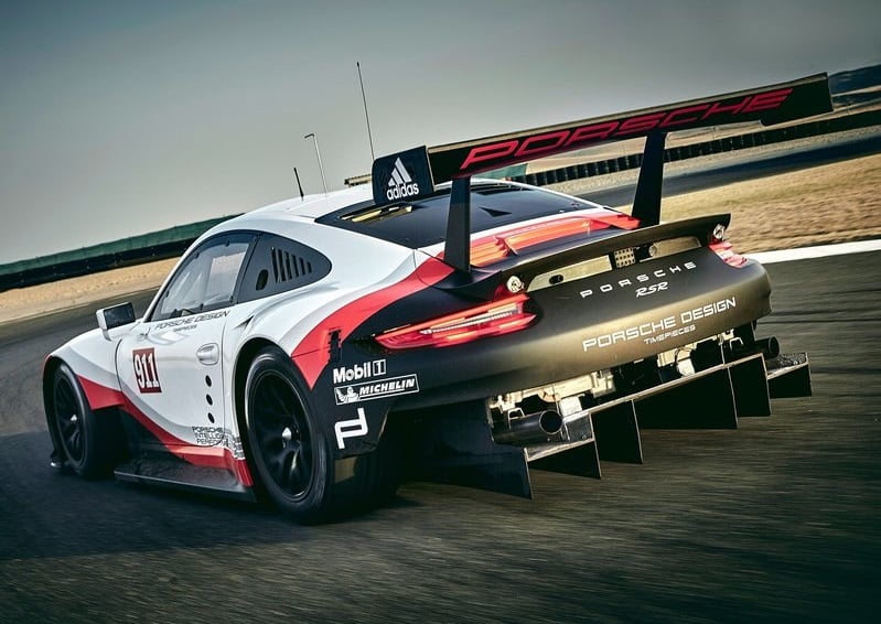 Porsche 911 RSR pistte arkadan görünüm