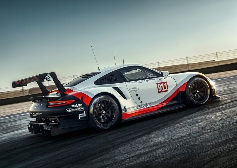 Porsche 911 RSR yandan pist görünümü