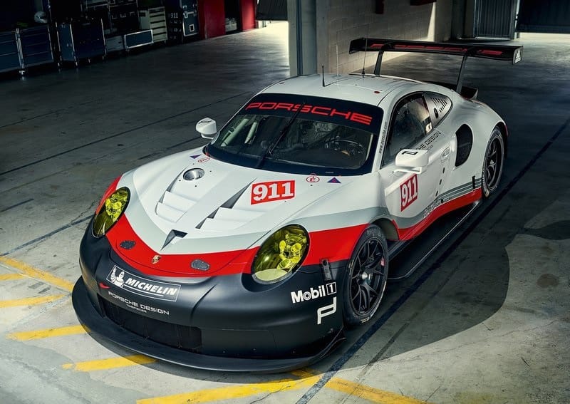 Porsche 911 RSR pit alanında önden görünüm