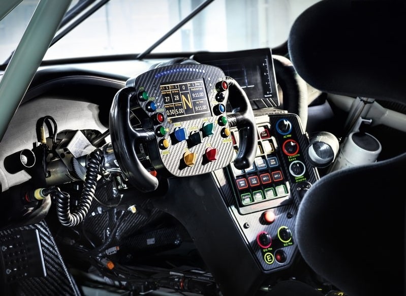 Porsche 911 RSR kokpit ve direksiyon görünümü
