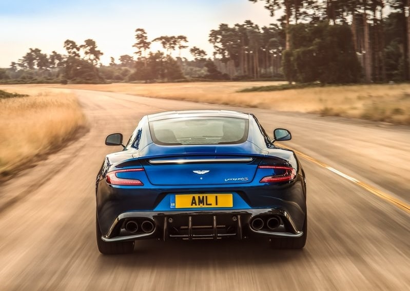 Aston Martin Vanquish S arkadan görünüm