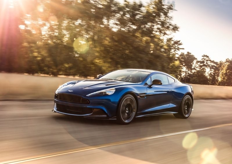 Aston Martin Vanquish S hareket halinde