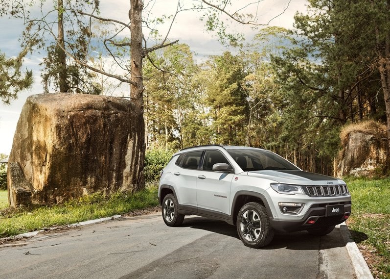 Gri Jeep Compass Trailhawk açık alanda ön üç çeyrek görünüm