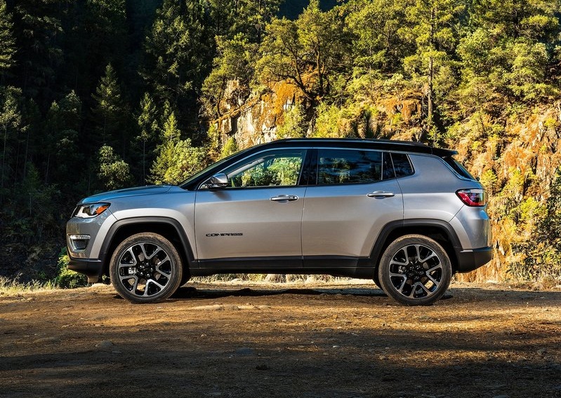 Gümüş Jeep Compass yan profil görünümü