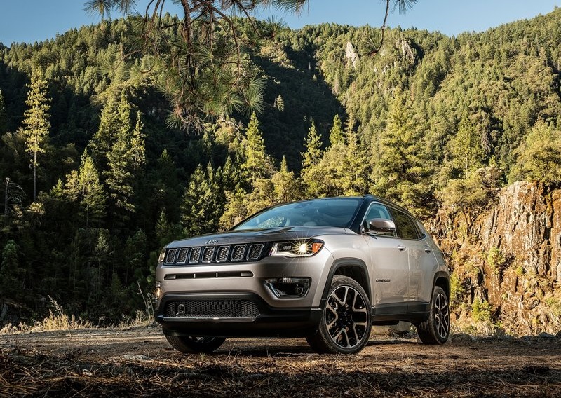 Gümüş Jeep Compass ön üç çeyrek dış tasarım görünümü