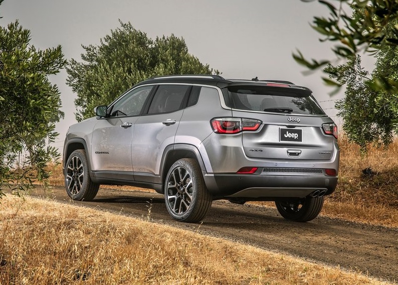 Gümüş Jeep Compass arka üç çeyrek görünüm