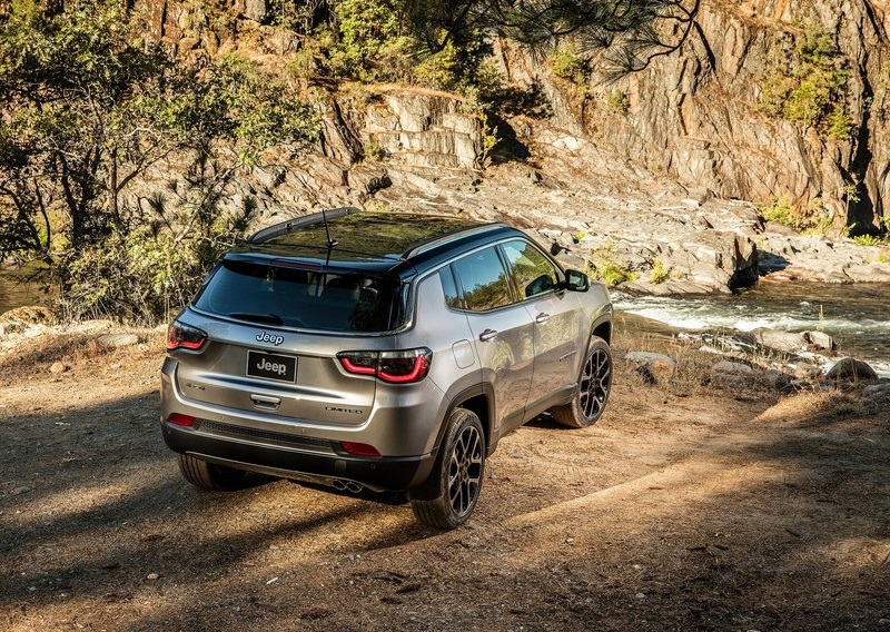 Gümüş Jeep Compass arazi ortamında arka üç çeyrek görünüm