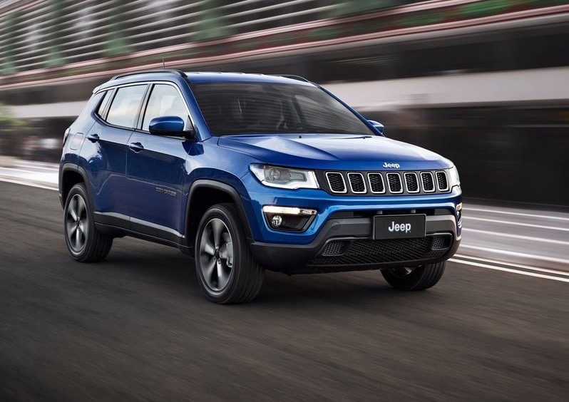 Mavi Jeep Compass şehir yolunda ön üç çeyrek görünüm