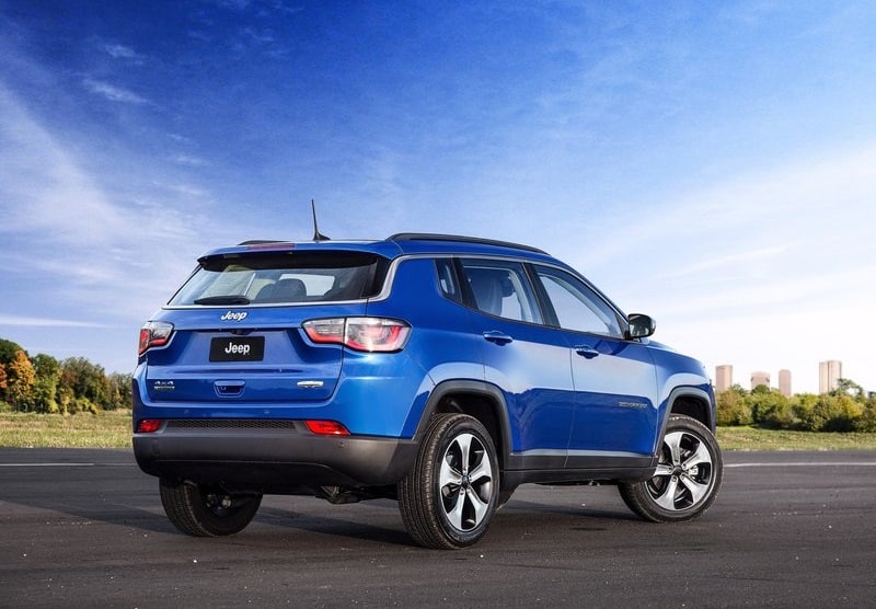Mavi Jeep Compass arka üç çeyrek görünüm