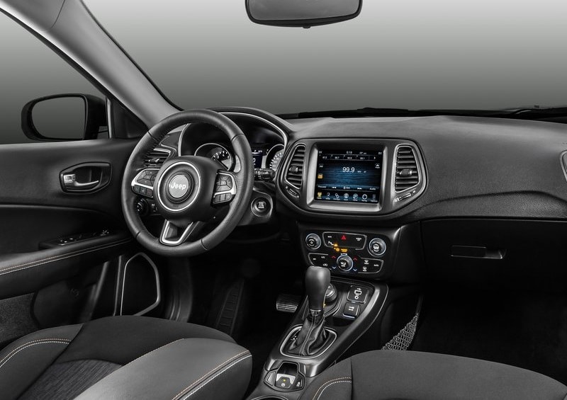 Jeep Compass direksiyon ve orta konsol görünümü