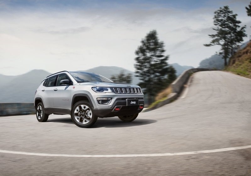 Gri Jeep Compass Trailhawk virajda ön üç çeyrek görünüm