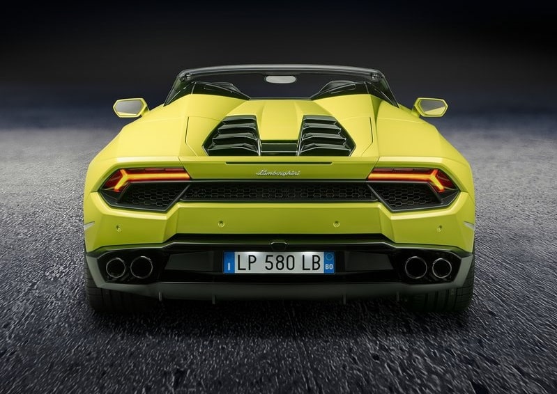 Lamborghini Huracan RWD Spyder arka görünüm ve egzoz çıkışları