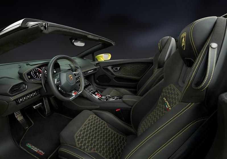Lamborghini Huracan RWD Spyder iç mekân ve dijital gösterge