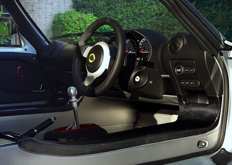 Lotus Exige Sport 380 kokpit ve gövde ayrıntıları
