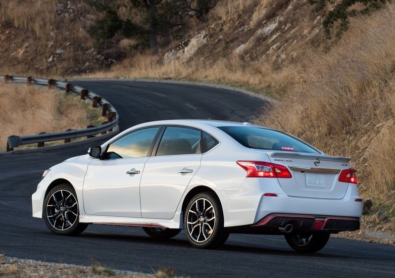 Nissan Sentra NISMO yan ve arka gövde tasarımı