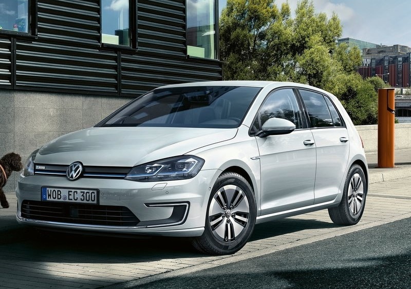 2017 Volkswagen e-Golf ön üç çeyrek görünümü
