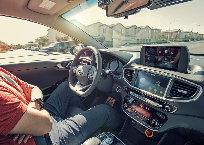 Hyundai Ioniq Autonomous kabininde otonom sürüş gösterimi
