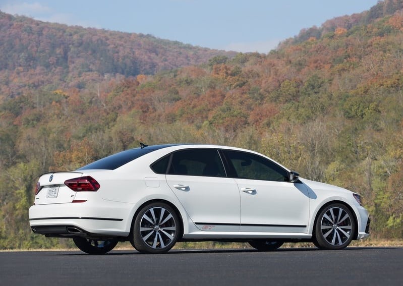 Passat GT konsepti arka üç çeyrek görünümü