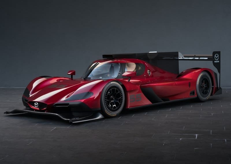 Mazda DPi yarış otomobilinin ön üç çeyrek görünümü