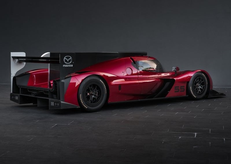Mazda prototip yarış otomobilinin arka üç çeyrek görünümü