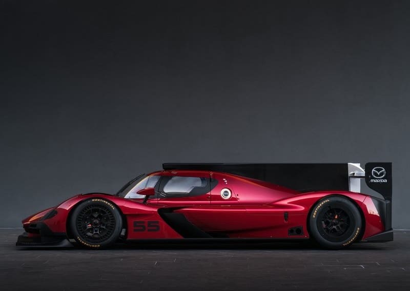55 numaralı Mazda prototip yarış otomobili yandan görünüm