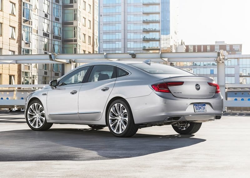 Buick LaCrosse arkadan üç çeyrek görünüm