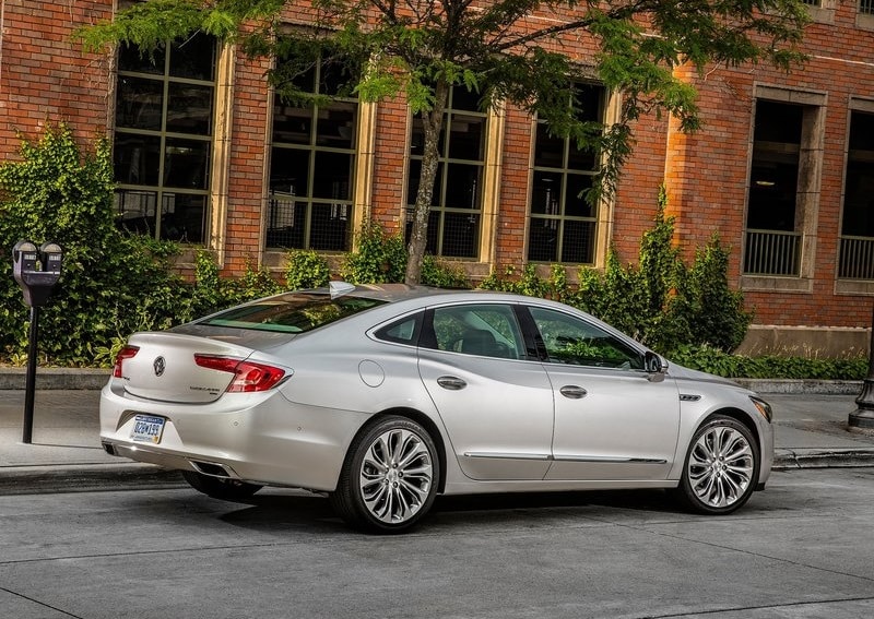 Buick LaCrosse arka ve yan gövde görünümü