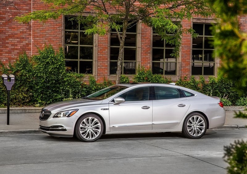 Buick LaCrosse yan profil görünümü