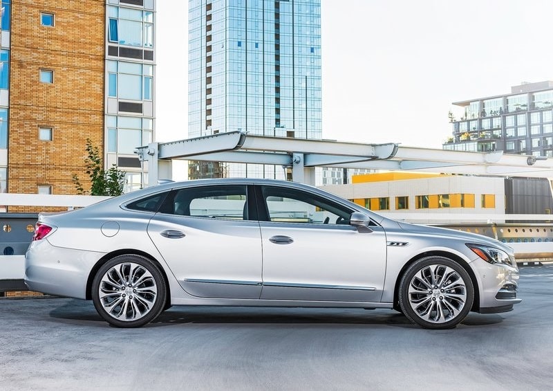 Buick LaCrosse tam yan profil görünümü